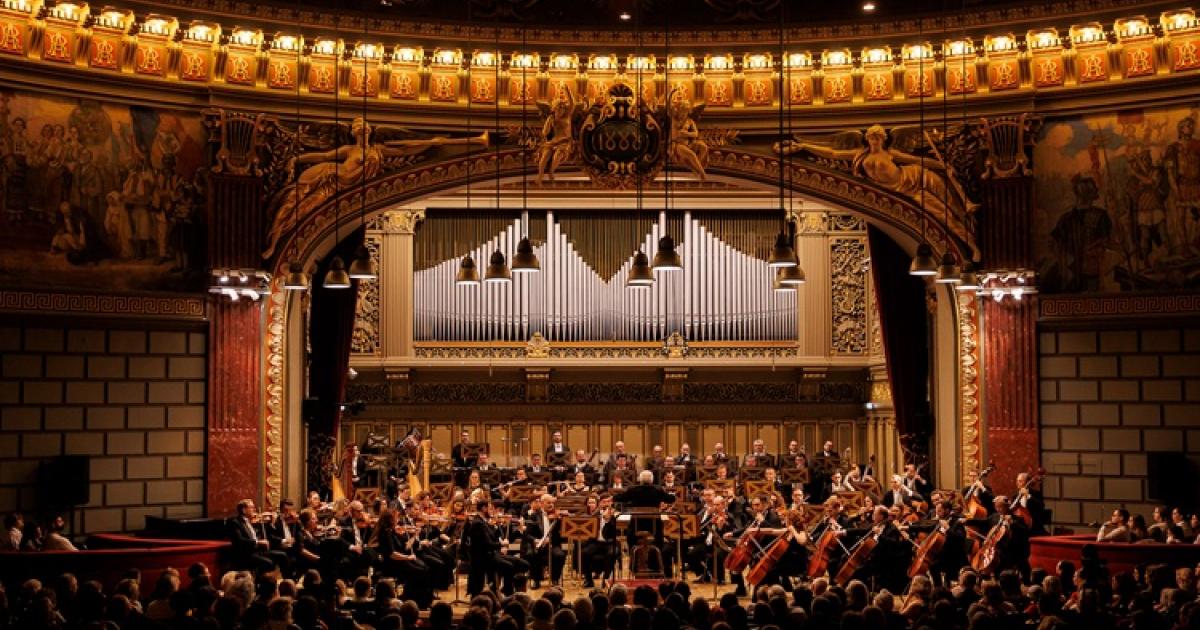 Orkiestra Filharmonii im. George’a Enescu z Bukaresztu na estradzie Filharmonii w Krakowie