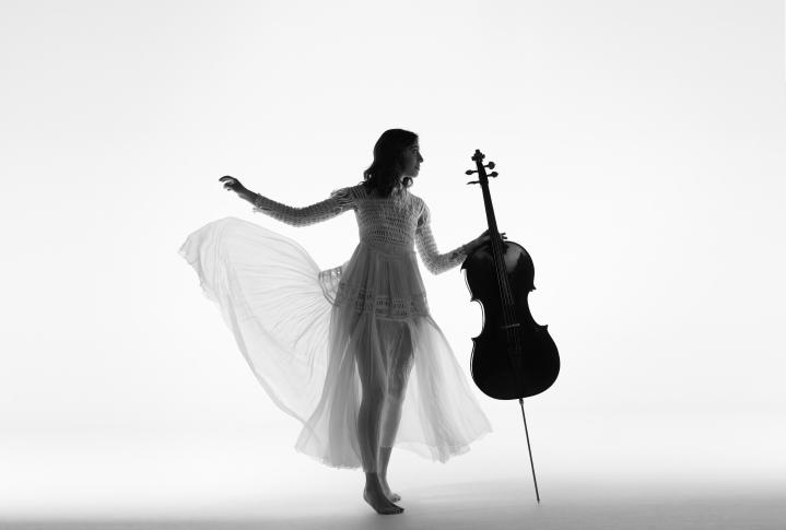 Camille Thomas z wiolonczelą w białej sukience