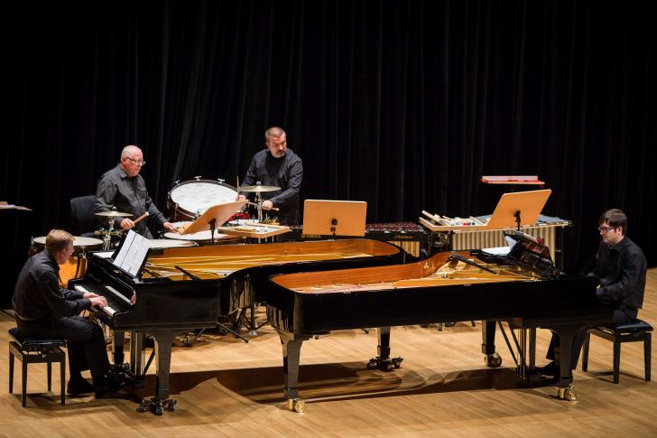 Percussion and Pianos Ensemble w trakcie koncertu. Graja na fortepianach i prekusji