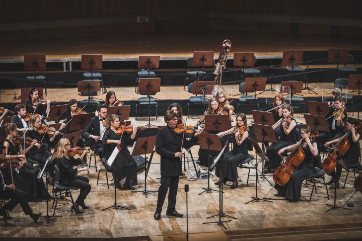 Glass po polsku [koncert Piotra Pławnera i Sinfonii Iuventus]