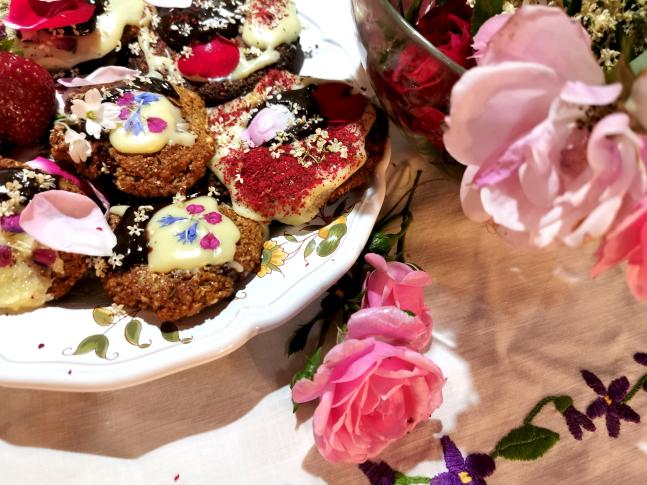 ciastka z jadalnymi kwiatami