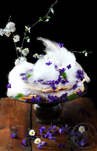 tort z fiołkami w cukrze