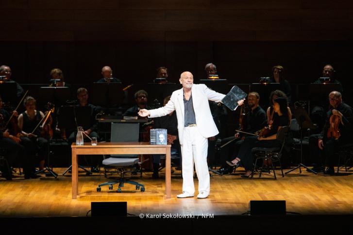 John Malkovich, Piekielna komedia Unterwegera [„The Infernal Comedy: Confessions of a serial killer” w  Narodowym Forum Muzyki we Wrocławiu]