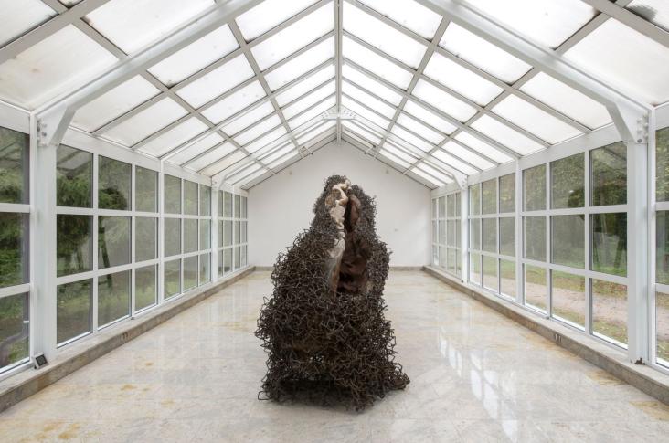 Anish Kapoor A Blackish Fluid Excavation, 2018  Centrum Rzeźby Polskiej w Orońsku (Centre of Polish Sculpture in Orońsko) 1st October 2022–12th February 2023 Photograph: Jacek Kucharczyk ©Anish Kapoor. All rights reserved DACS, 2022