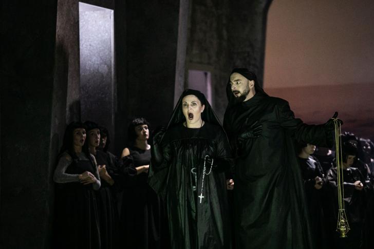Karolina Sikora (Dyakonissa), Szymon Kobyliński (Archiereios)_fot. K. Mystkowski, KFP, arch. Opery Bałtyckiej