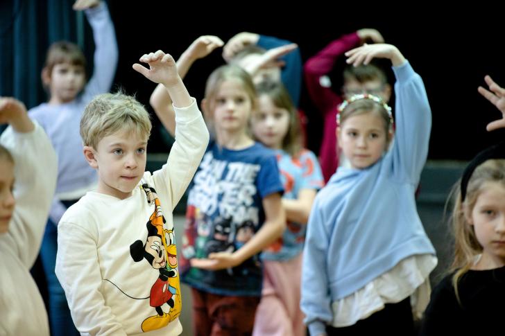 Tropiciele w Muzykowicach, dzieci tańczą