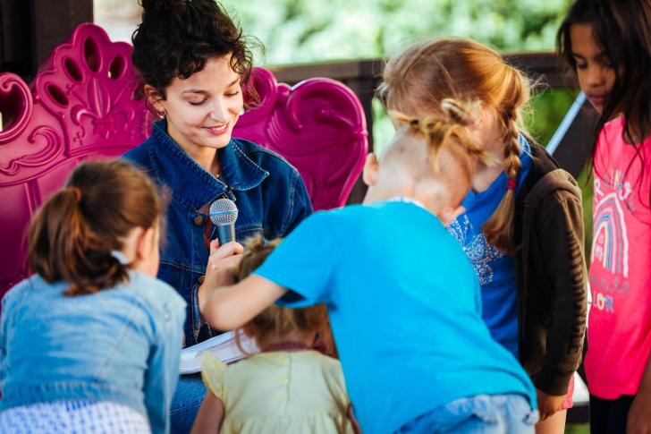 Maria Dębska czyta dzieciom