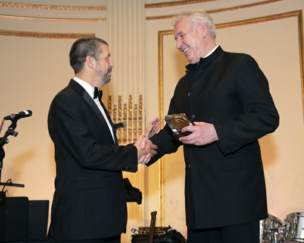 Fot. Prezes i dyrektor wykonawczy Fundacji Marek Skulimowski wręcza Waldemarowi Dąbrowskiemu nagrodę