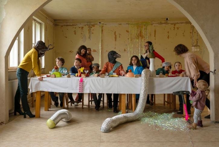 MATERNAL FANTASIES „The First Supper” z cyklu „Landpartie 03”, stop-klatka, 2023