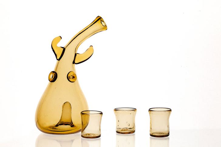 Halina Jastrzębowska-Sigmund, Karafka „Żeńskość” z szklaneczkami, 1965 szkło sodowe, barwione w masie huta „Dąbrowa” w Dąbrowie k. Łukowa  Muzeum Narodowe we Wrocławiu fot. Arkadiusz Podstawka, MNWr