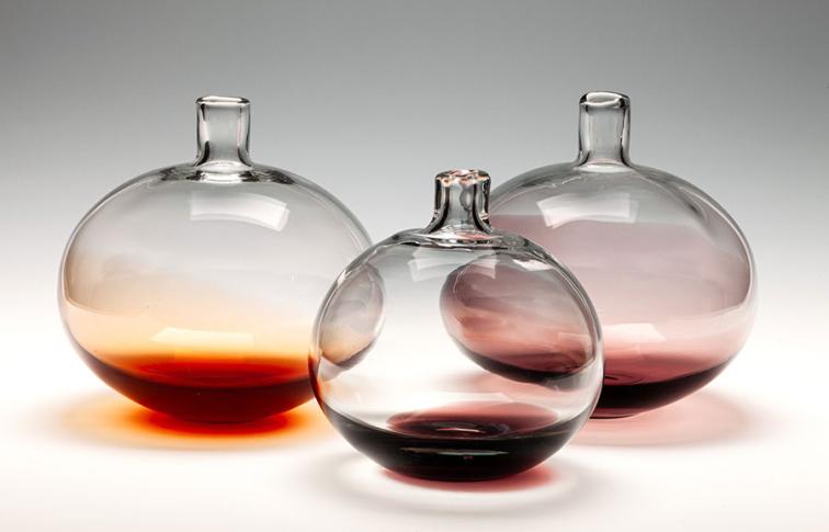 Krystyna Schwarzer-Litwornia, Wazony, 1980 szkło sodowe, barwione barwkami HSG „Tarnów” w Tarnowie własność artystki  fot. Arkadiusz Podstawka, MNWr