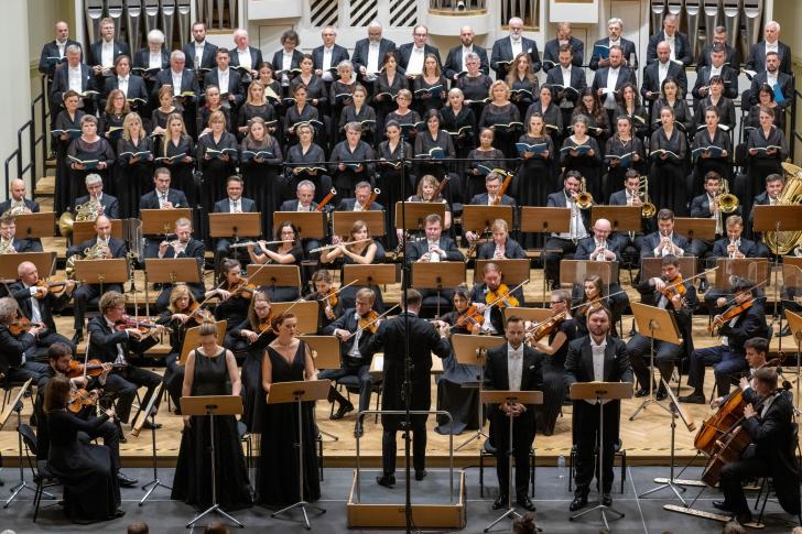 Specjalnie rozbudowana scena FK na potrzebę wykonania Requiem Giuseppe Verdiego