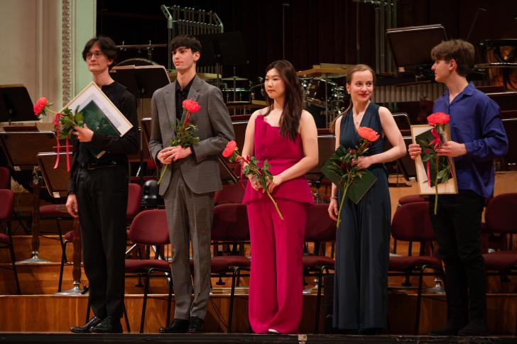 Laureaci 12. Międzynarodowego Konkursu Wiolonczelowego im. Witolda Lutosławskiego, Gala finałowa, fot. Marta Ankiersztejn