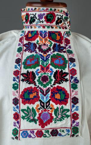 Przód koszuli męskiej (detal), Gradysk, Wołyń, l. 30. XX w. Przód koszuli męskiej (detal), Gradysk, Wołyń, l. 30. XX w.