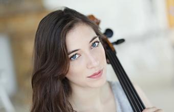 Camille Thomas z wiolonczelą