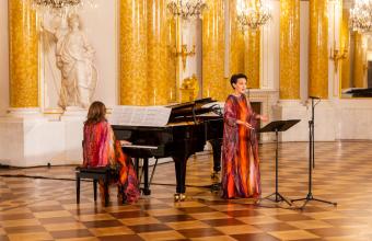 Olga Pasiecznik i Natalia Pasiecznik w sali koncertowej na Zamku Królewskim, fortepian