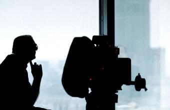 Krzysztof Kieślowski na planie Trzy Kolory. Biały