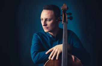 Monolog na siedem głosów [płyta Tomasza Darocha z polskimi kompozycjami na wiolonczelę solo]