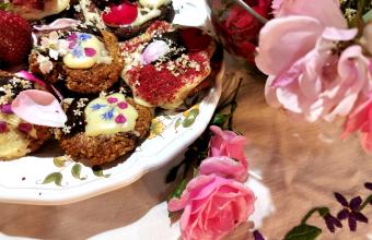 ciastka z jadalnymi kwiatami