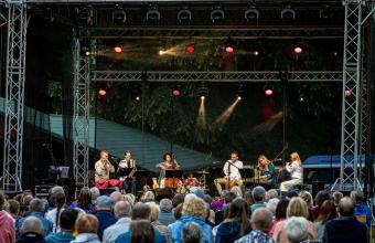 Z muzyką pośród drzew [Hanna Turonek na festiwalu Kolory Polski]