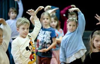 Tropiciele w Muzykowicach, dzieci tańczą