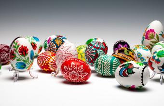 Pisanki wielkanocne autorstwa: Bożeny Woźniak, Małgorzaty Tomaszewskiej, Wandy Charko, Wiesławy Grzybowskiej