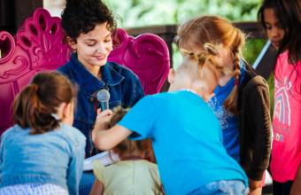 Maria Dębska czyta dzieciom