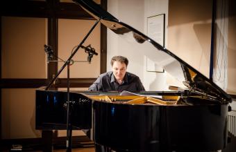Jakub Polaczyk przy fortepianie