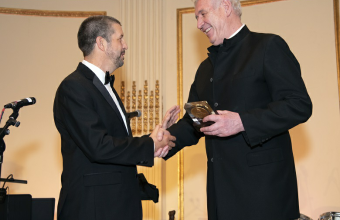 Fot. Prezes i dyrektor wykonawczy Fundacji Marek Skulimowski wręcza Waldemarowi Dąbrowskiemu nagrodę