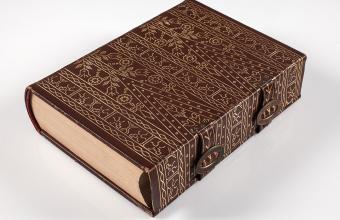 Książka z oprawą indywidualną: Aleksander Świętochowski, Historia chłopów polskich, Poznań ok. 1928. Fot. Arkadiusz Podstawka, Muzeum Narodowe we Wrocławiu