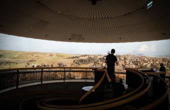 Filmowa historia obrazu „Bitwa pod piramidami” Wojciecha Kossaka