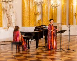 Olga Pasiecznik i Natalia Pasiecznik w sali koncertowej na Zamku Królewskim, fortepian