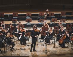 Glass po polsku [koncert Piotra Pławnera i Sinfonii Iuventus]