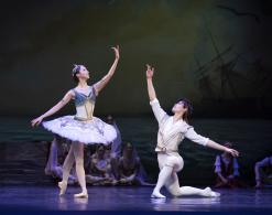 01. Jaeeun Jung (Medora) i Ryota Kitai (Konrad) w Korsarzu, fot. Ewa Krasucka