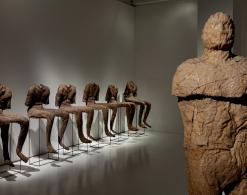 Magdalena Abakanowicz, Postacie siedzące, 1974–1984, Ugłowiony, 1997-1998, fot. Arkadiusz Podstawka, Muzeum Narodowe we Wrocławiu