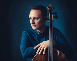 Monolog na siedem głosów [płyta Tomasza Darocha z polskimi kompozycjami na wiolonczelę solo]