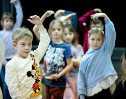 Tropiciele w Muzykowicach, dzieci tańczą