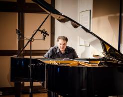 Jakub Polaczyk przy fortepianie