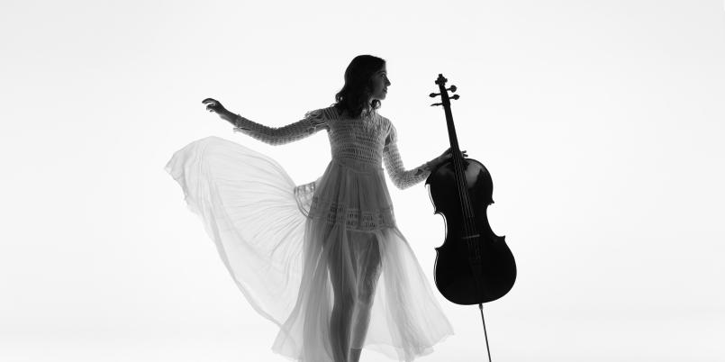 Camille Thomas z wiolonczelą w białej sukience