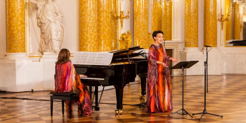 Olga Pasiecznik i Natalia Pasiecznik w sali koncertowej na Zamku Królewskim, fortepian