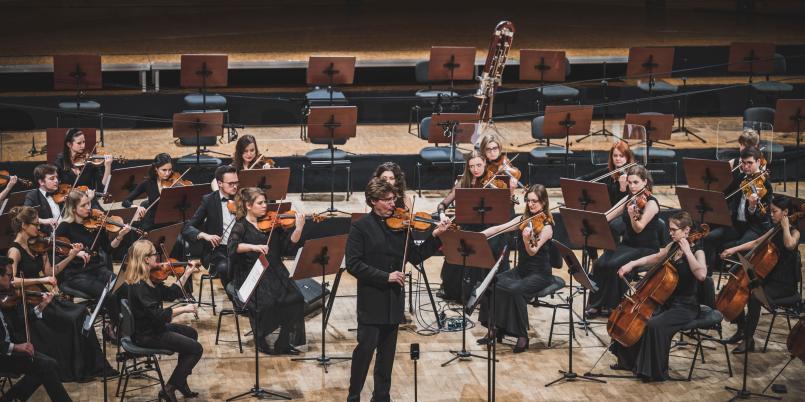 Glass po polsku [koncert Piotra Pławnera i Sinfonii Iuventus]