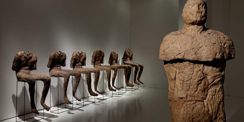 Magdalena Abakanowicz, Postacie siedzące, 1974–1984, Ugłowiony, 1997-1998, fot. Arkadiusz Podstawka, Muzeum Narodowe we Wrocławiu