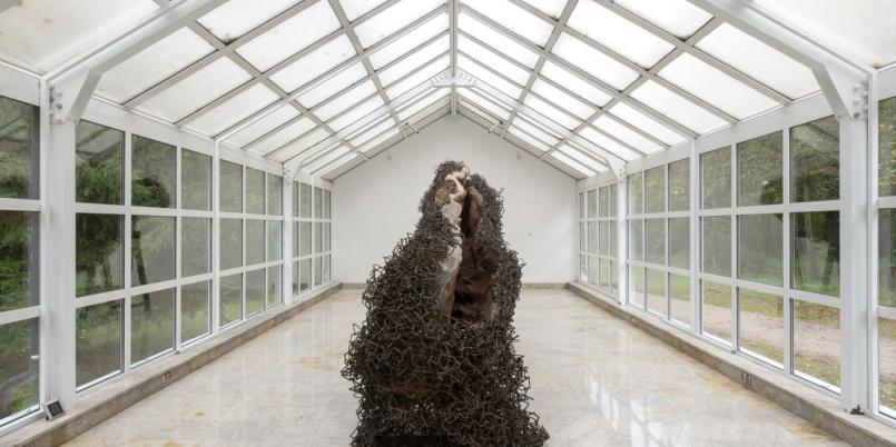 Anish Kapoor A Blackish Fluid Excavation, 2018  Centrum Rzeźby Polskiej w Orońsku (Centre of Polish Sculpture in Orońsko) 1st October 2022–12th February 2023 Photograph: Jacek Kucharczyk ©Anish Kapoor. All rights reserved DACS, 2022