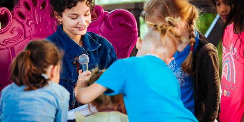 Maria Dębska czyta dzieciom