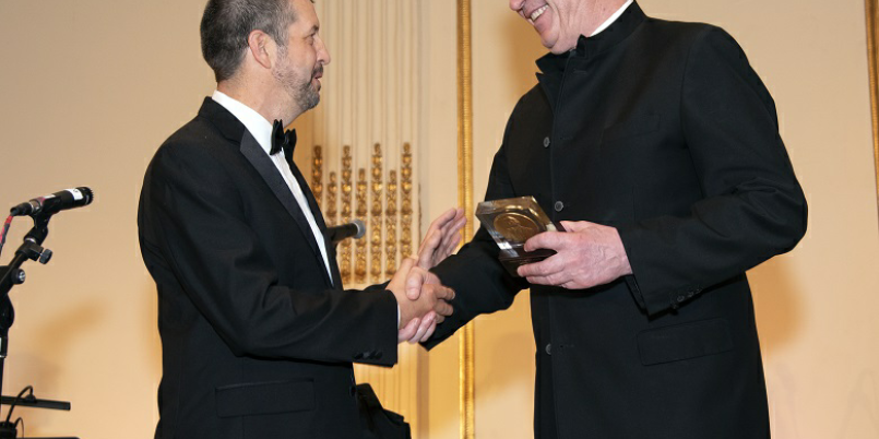 Fot. Prezes i dyrektor wykonawczy Fundacji Marek Skulimowski wręcza Waldemarowi Dąbrowskiemu nagrodę